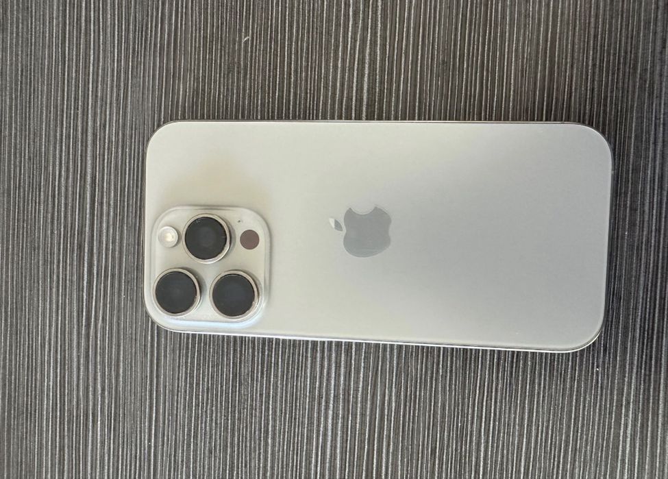 Iphone 16 pro,, como novo