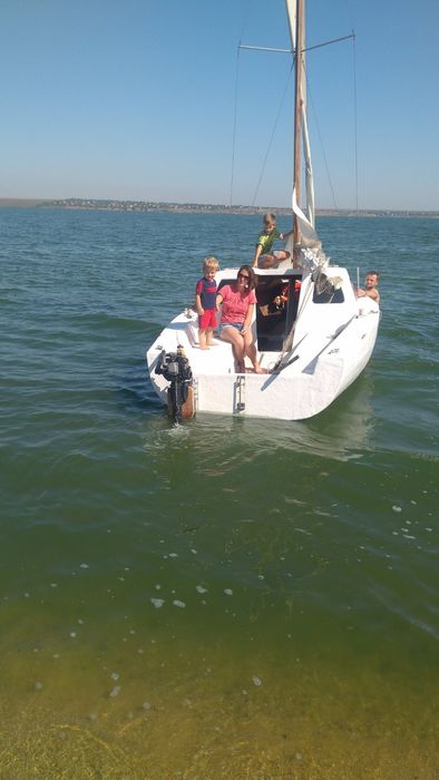 Яхта швертбот каютный 4 спальных места