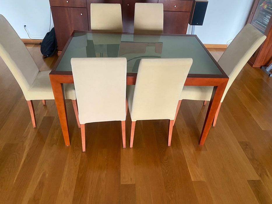 Mesa de sala de jantar com 6 cadeiras