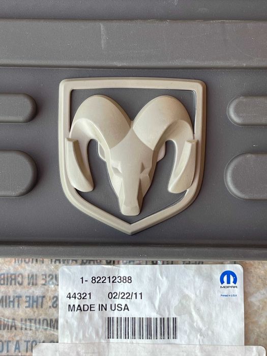 Nowe oryginalne maty gumowe MOPAR do Dodge RAM 1500 2500 3500 Brązowe