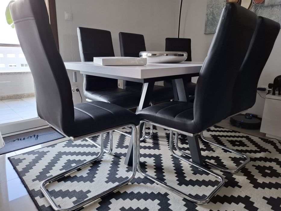 Vendo cadeiras em napa preta