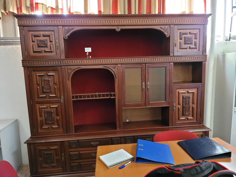 Móvel de sala em madeira trabalhada - Bom estado geral