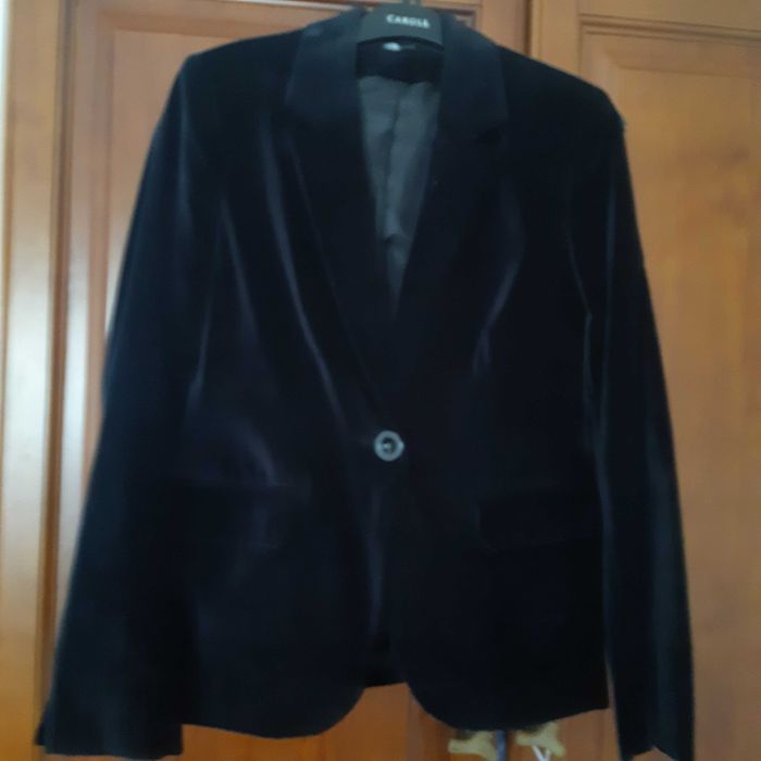 Peças de roupa bem estimadas . Blazeres, camisas, calças, saias,