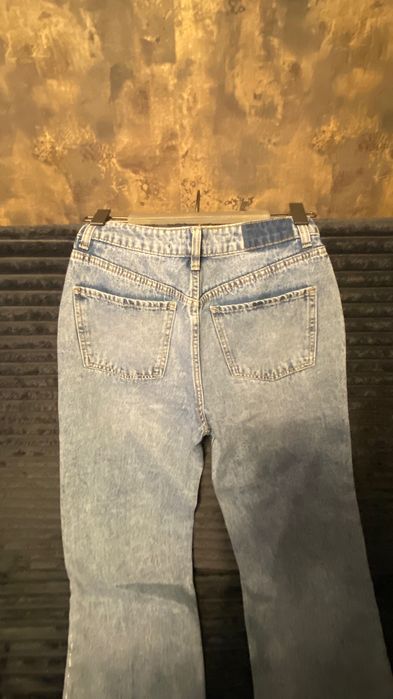 Jeansy damskie z mieniącymi kamieniami