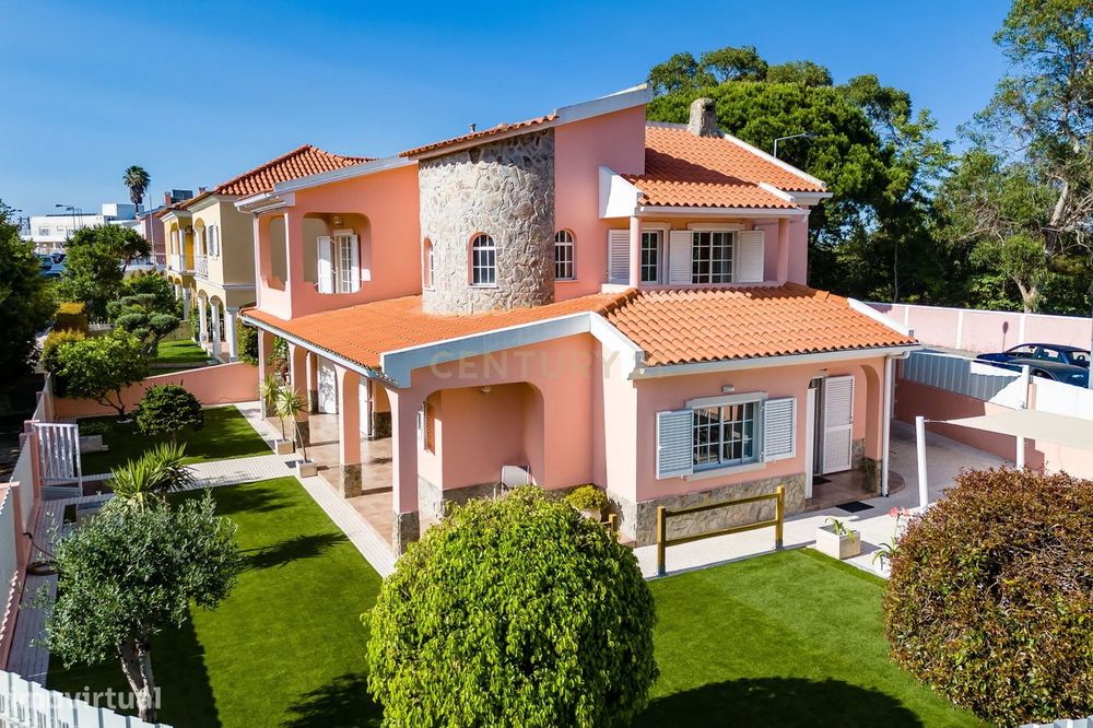 Moradia T4 isolada com jardim e garagem em Vale Flores | Almada
