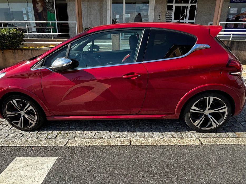 Peugeot 208 GTI em excelente estado.