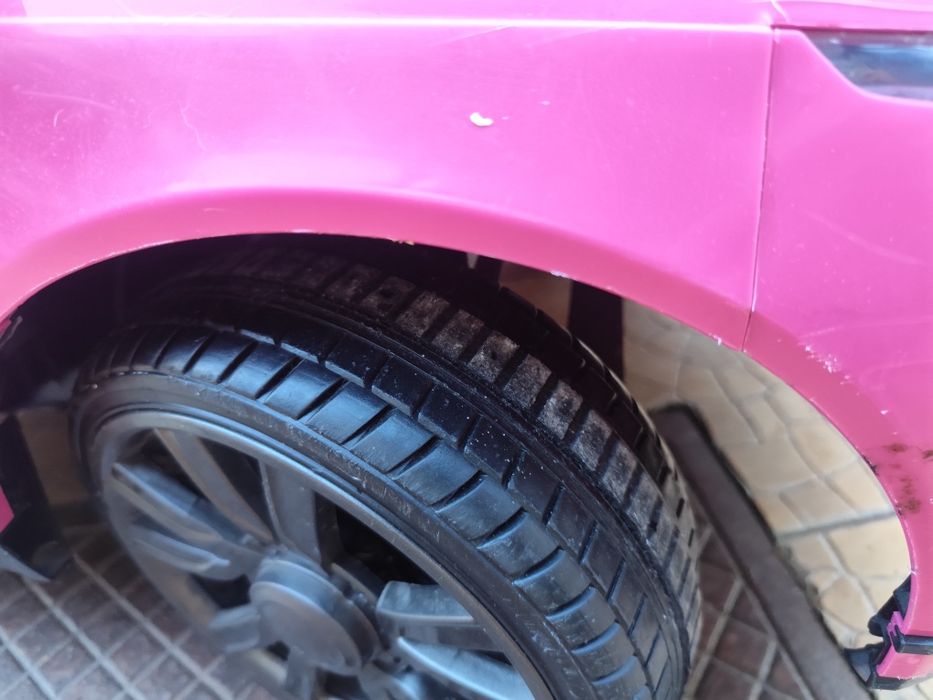 Carro elétrico com comando e carregador