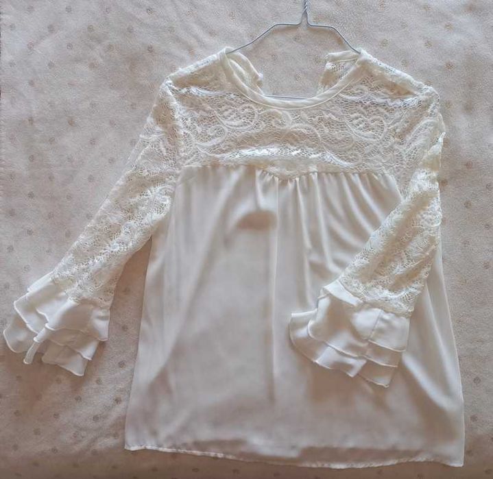 Camisa branca rendada e com folhos