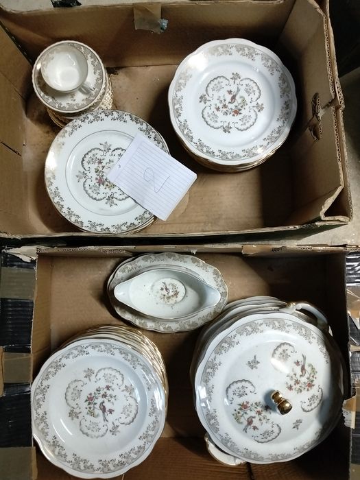 Conjunto de louça vermelha com pássaro e flor