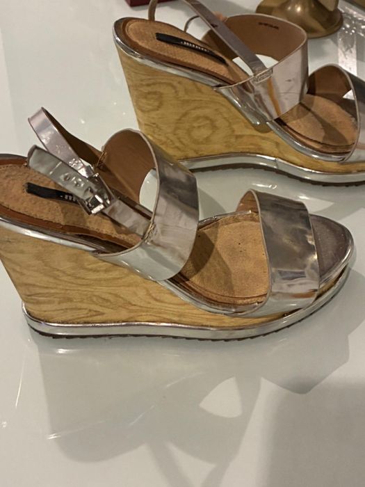 Sandalia plataforma prateada