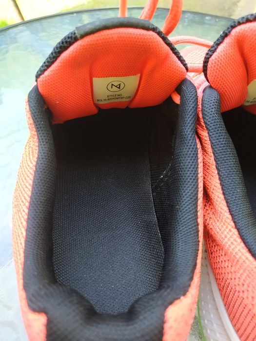 Buty sportowe rozmiar 40 .