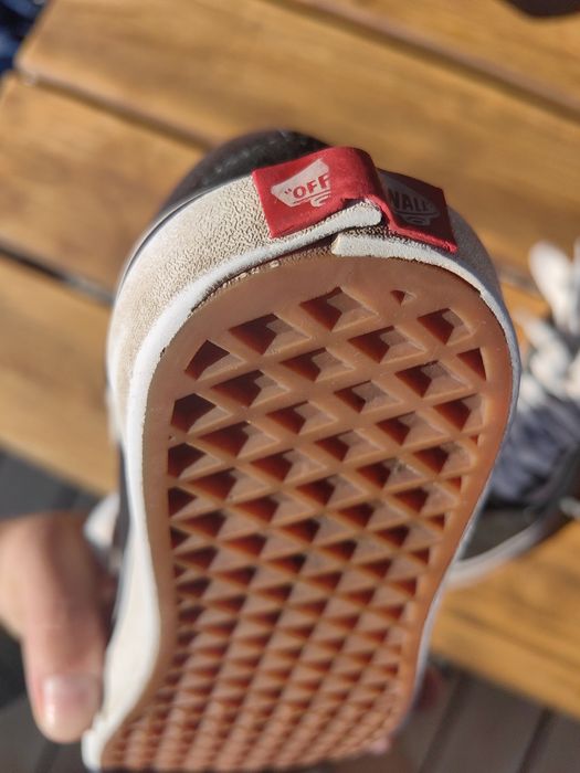 Czarne sneakersy Vans 37, 23.5 cm. Uszkodzona jedna zapiętka. Ogólnie stan ok.