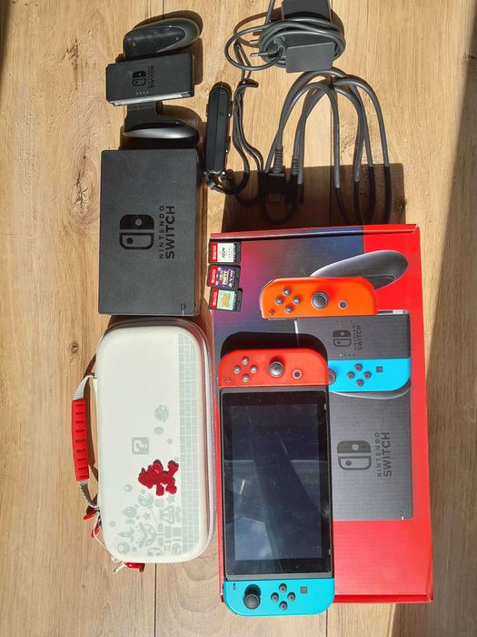 Nintendo Switch 32 GB + karta microSD 256 GB + 3 gry + stan idealny
