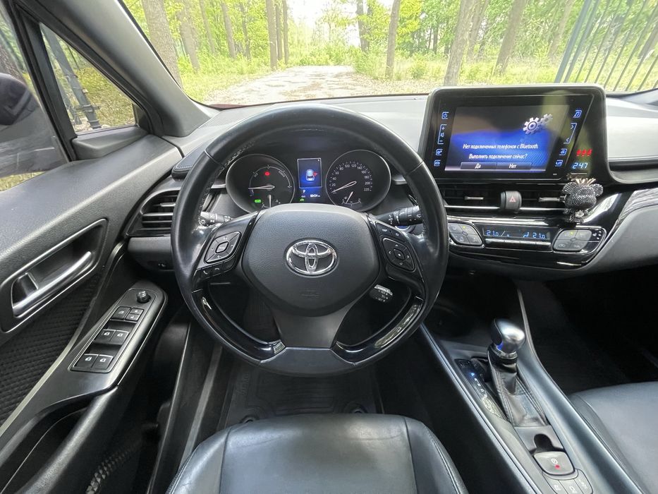 Продам офіційний автомобіль Toyota CH-R  Гібрід .