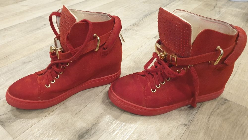 Sneakersy na koturnie