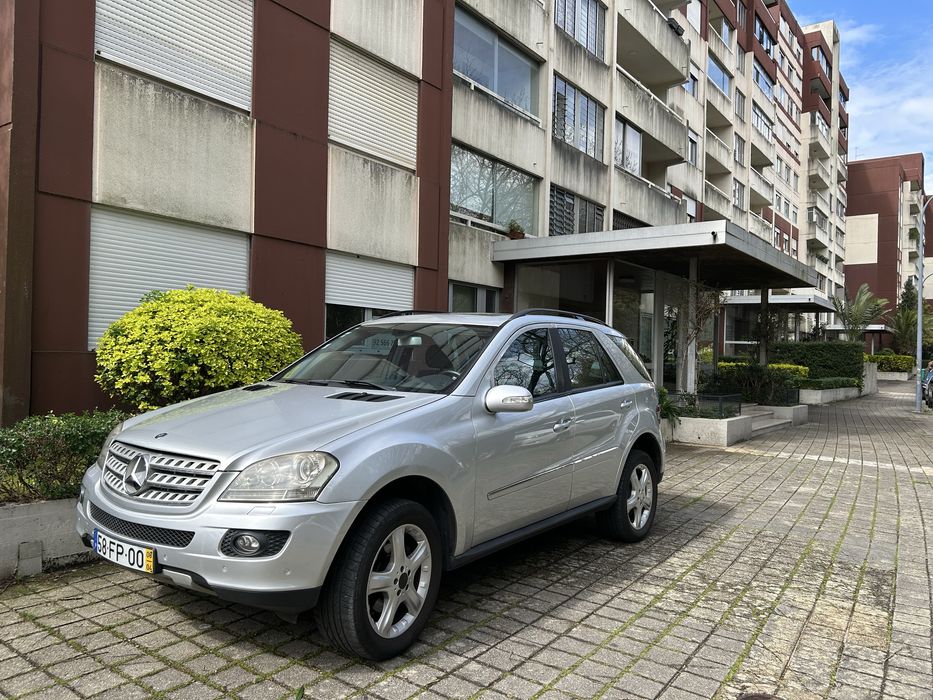 Mercedes ML320 cinzento