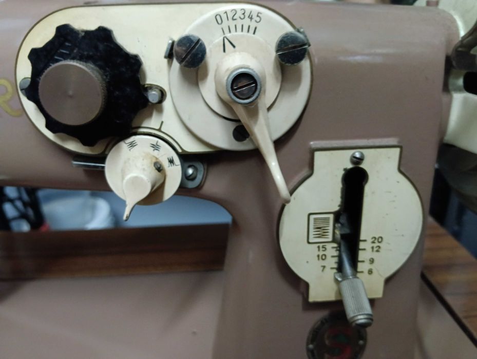 Máquina de costura Singer (2)