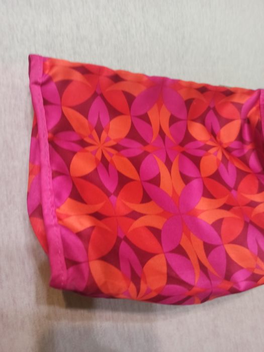 Różowo pomarańczowa kosmetyczka w kwiaty