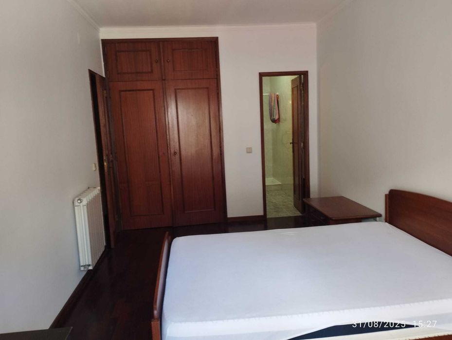Quarto com cama de casal, casa de banho privativa, a 15 minutos da Universidade do Minho. Cozinha toda equipada e disponível a partir de 01/06.