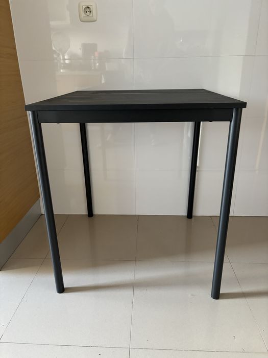 Mesa com cadeiras IKEA