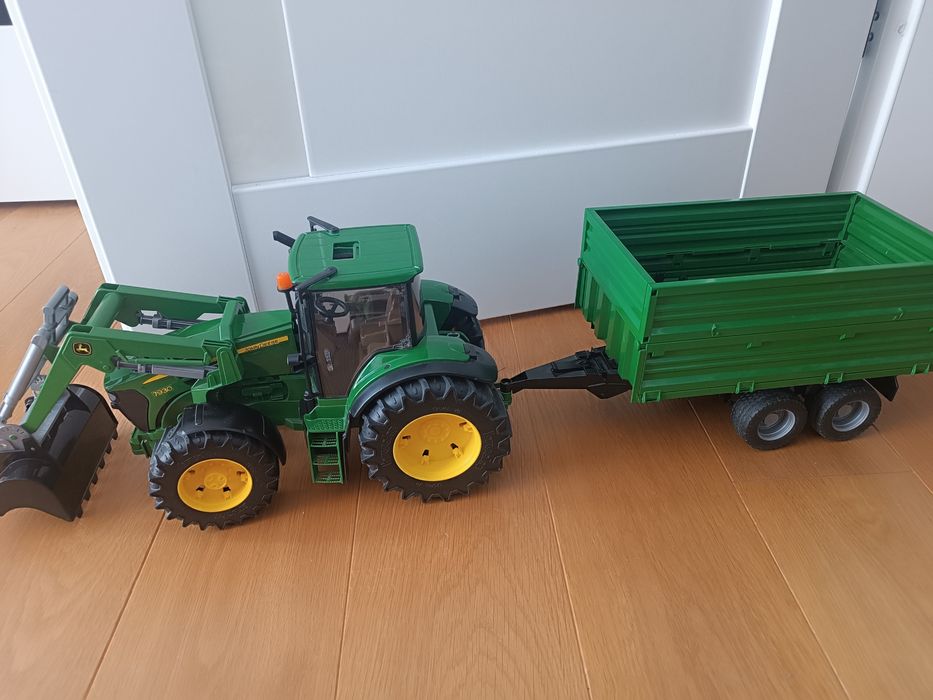 Bruder John deere 7R  z przyczepką