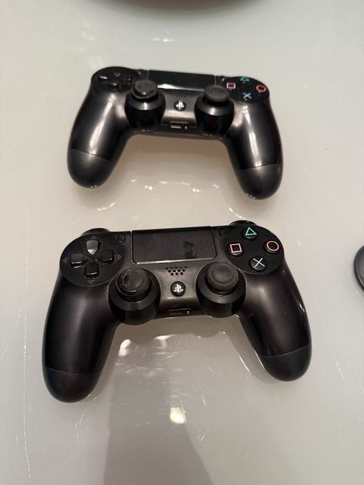 Playstation 4 500gb com 2 comandos