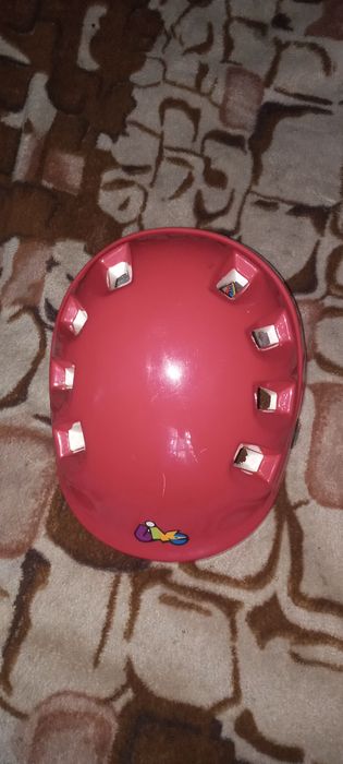 Różowy kask dziecięcy na rower