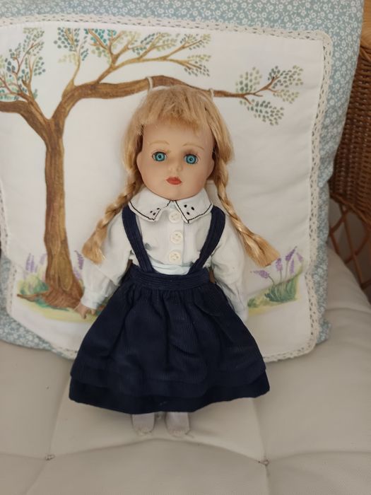 Boneca  vintage em porcelana e pano