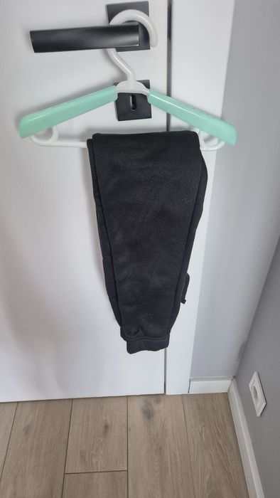 Nowe grube spodnie dresowe 140 cm – ciepłe i wygodne – 25 zł