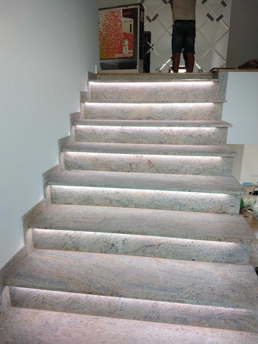 Stopień granitowy CIELO DE MARFIL 150x33x2 cm – beż premium,