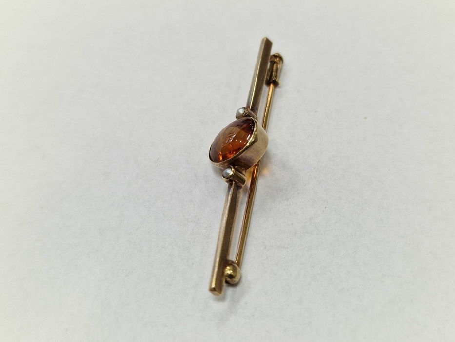 XX wiek! Złota broszka/ 585/ 4.00 gram/ Perły morskie/ Topaz złocisty