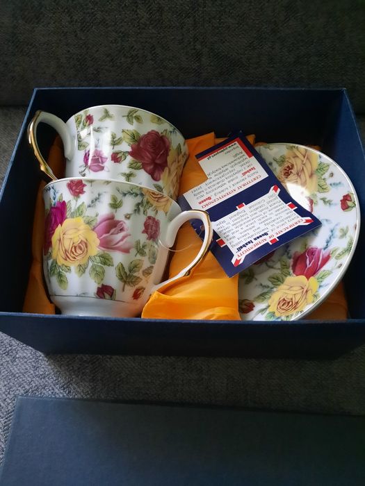 Zestaw pięknych filiżanek Queen Isabell