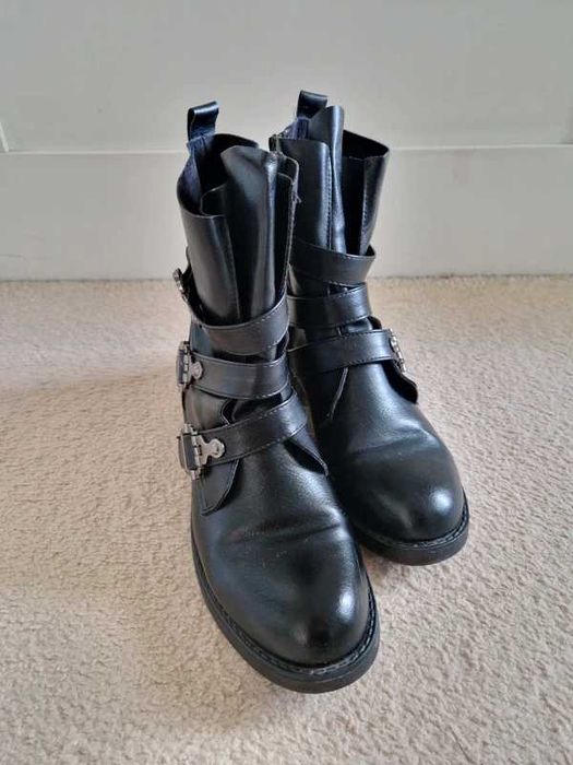 Czarne botki workery motocyklowe z klamrami 39