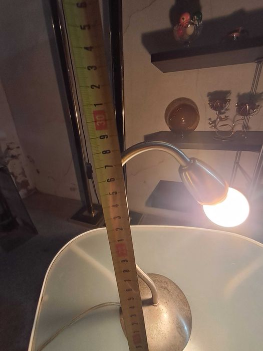 Conjunto Mesa de apoio e candeeiro 35€