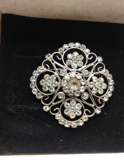 Серебрянные наборы с камнями