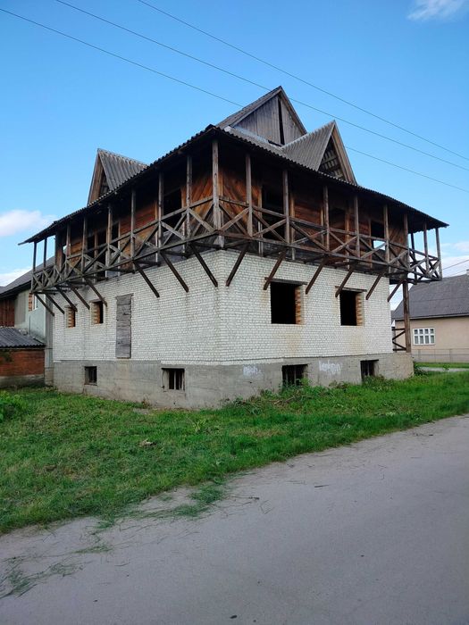 Продається недобудований будинок з великим підвальним гаражем на 3авто