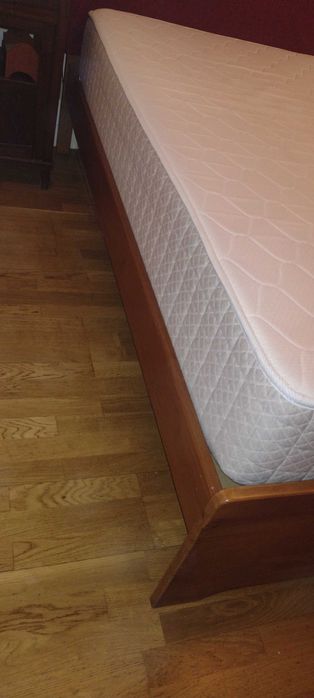 Cama de madeira com colchão ortopédico