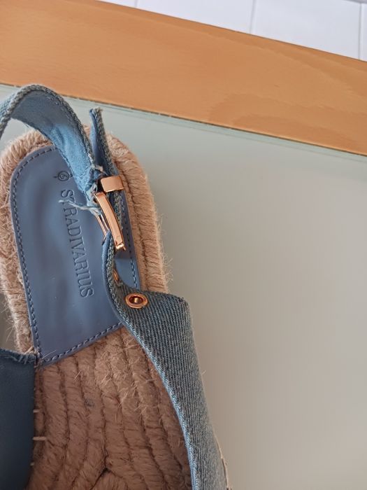 Alpercatas abertas atrás compensadas