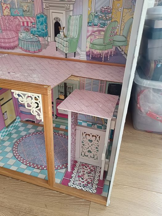 Drewniany domek dla lalek