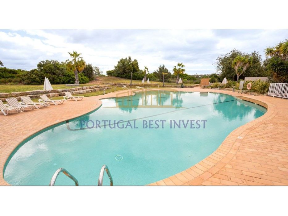 Apartamento T0 com grande terraço, localizado junto ao campo de Gol...