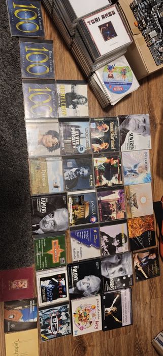 Płyty CD około 25 sztuk plus gratis zawartość nieznana