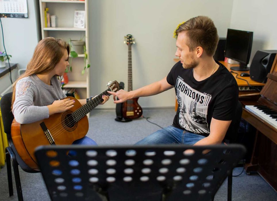 Уроки игры на акустической и бас- гитаре  !