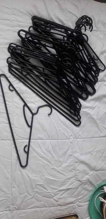 Conjunto de 30 cabides de plástico pretos
