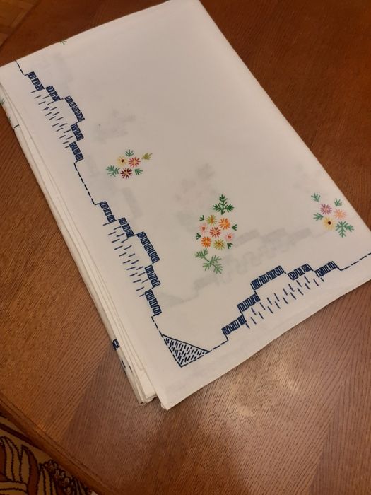 Obrus ręcznie haftowany