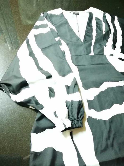 Vestido comprido, preto e branco, manga asa de morcego, poliéster, XL