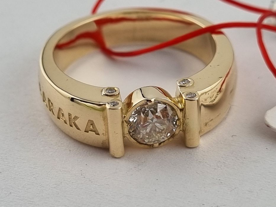 Золотое кольцо с бриллиантом