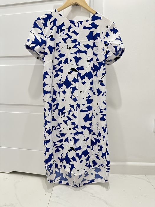 H&M Letnia sukienka w kwiaty biało-niebieska. Zapinana na karku 38/M