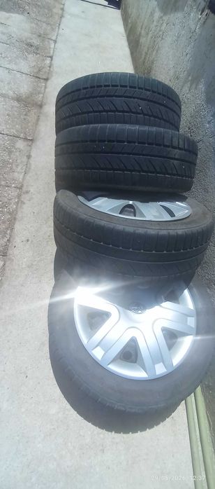 Pneus 205/55 R16 com jantes e tampões