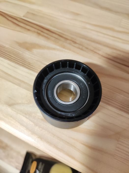 Ролик натягувача ременя SKF VKM 26105