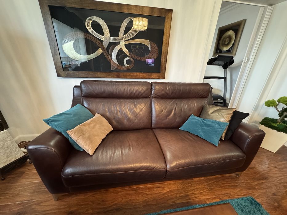 Kler - piękna skorzana sofa.